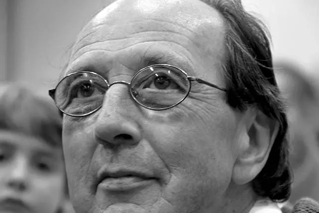 Schwarz-Weiß-Porträt eines älteren Mannes mit runder Brille