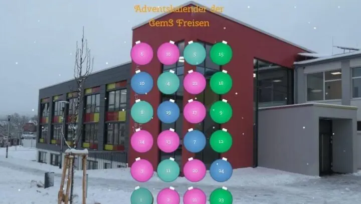 Digitaler Adventskalender: 24 nummerierte Christbaumkugeln vor dem verschneiten Schulgebäude