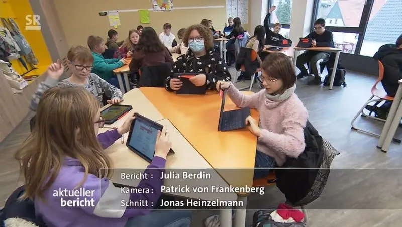 Standbild aus dem SR-Beitrag „aktueller bericht“: Kinder arbeiten im Klassenraum an Tablets