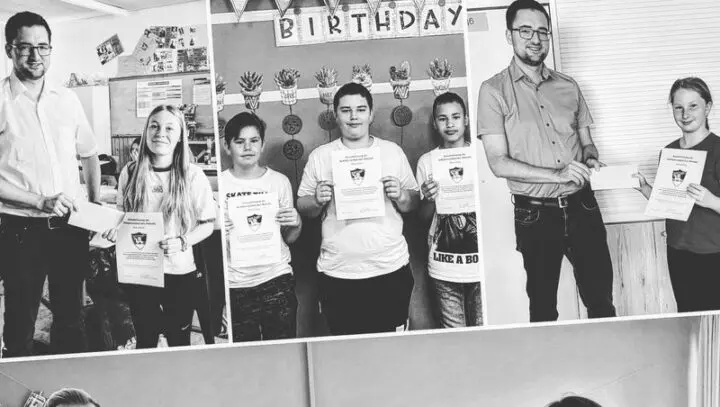 Ausschnitt einer Schwarz-Weiß-Collage: Schülerinnen und Schüler mit Urkunden, teils mit einem Erwachsenen