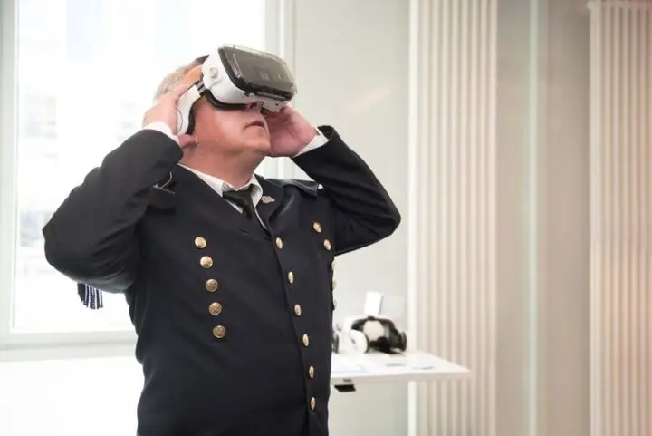 Mann in Bergmannsuniform trägt eine VR-Brille
