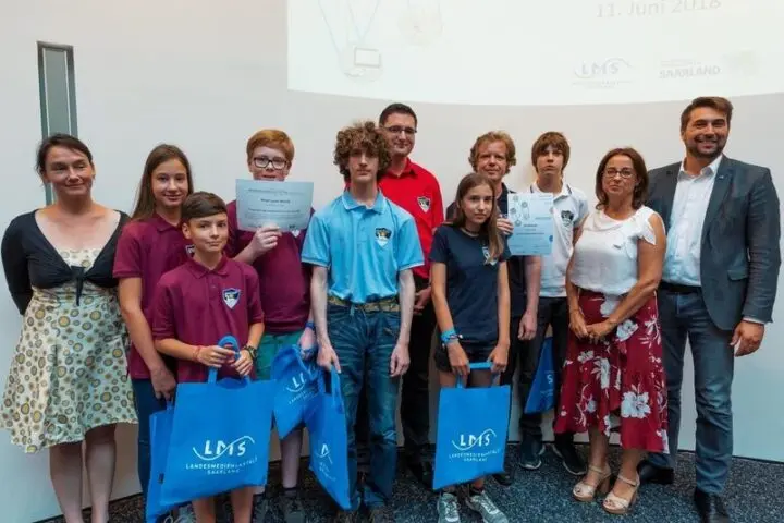 Gruppe mit Urkunden und Taschen der Landesmedienanstalt Saarland bei der Preisverleihung
