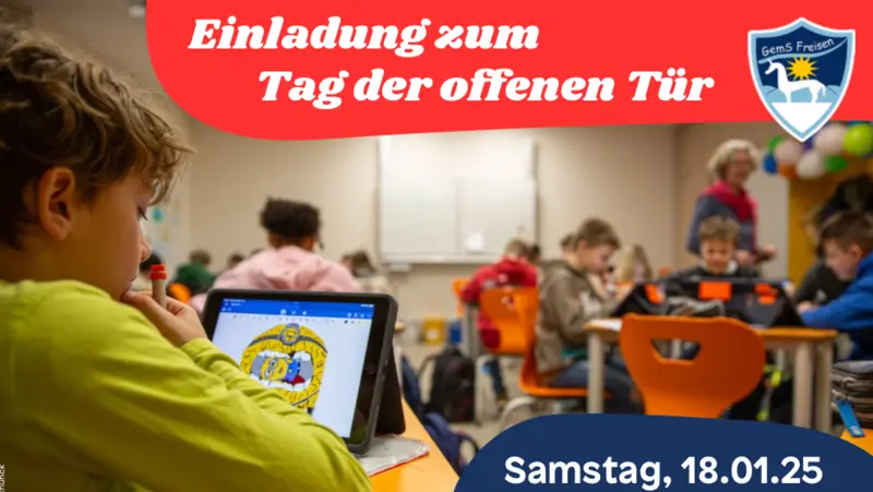 Einladung zum Tag der offenen Tür mit Foto von Kindern, die im Klassenraum an Tablets arbeiten