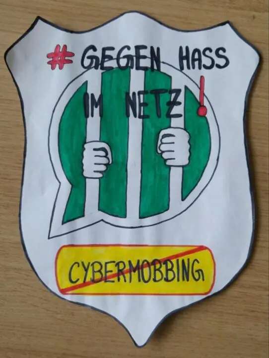 Logo-Entwurf: Wappen mit vergitterter Sprechblase und durchgestrichenem Schild „Cybermobbing“