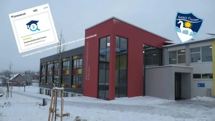 Schulgebäude im Schnee mit eingefügtem Screenshot des Schulen.de-Rankings (Platz 2) und Schullogo