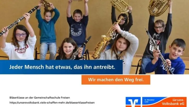 Postkarte zum Crowdfunding: Kinder halten Blasinstrumente hoch, mit Volksbank-Logo