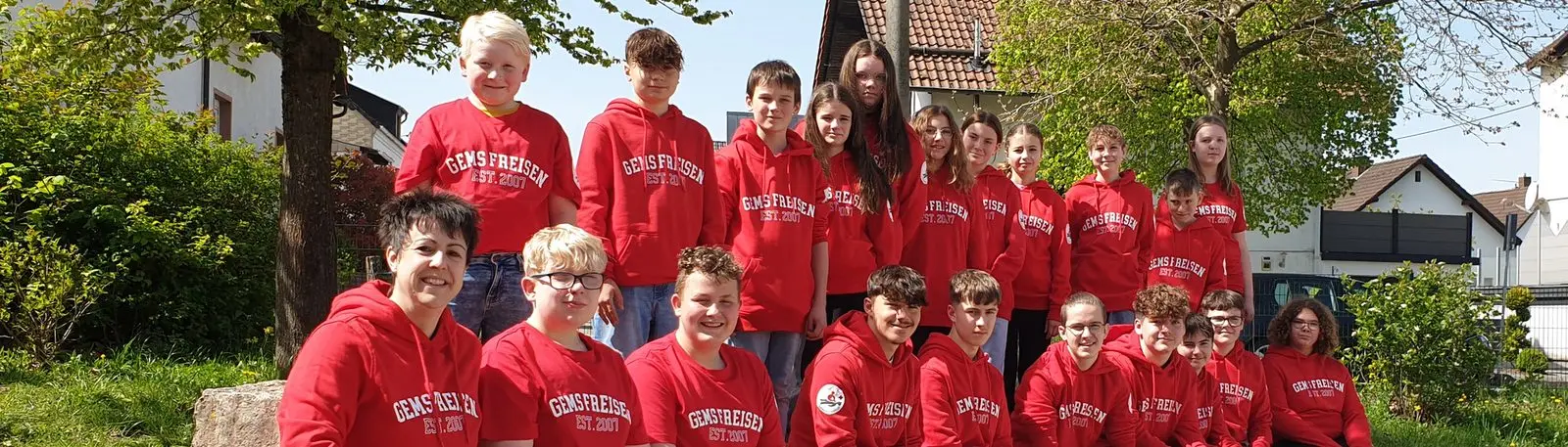 Gruppenfoto im Freien, alle in roten Pullovern mit Aufdruck „GemS Freisen Est. 2007“