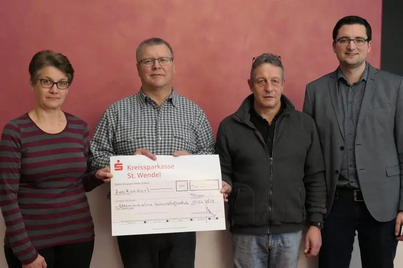 Vier Erwachsene mit einem Spendenscheck der Kreissparkasse St. Wendel über 200 Euro