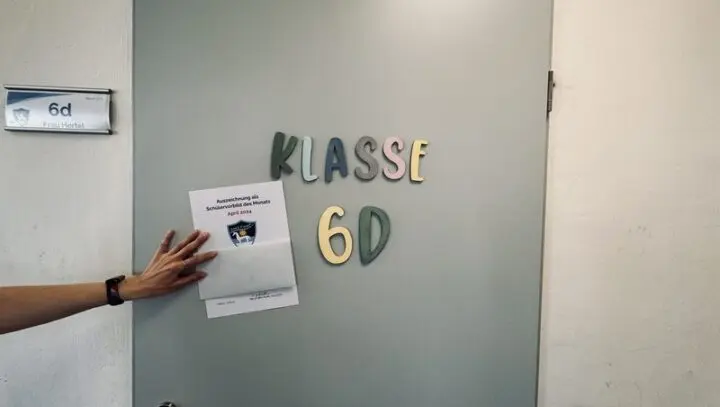 Urkunde „Schülervorbild des Monats April 2024“ wird an die Tür der Klasse 6D gehalten