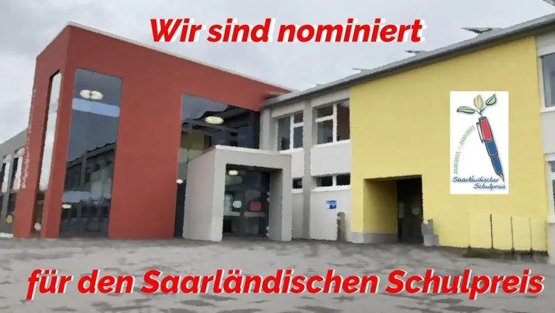 Schulgebäude mit Schriftzug zur Nominierung und Logo des Saarländischen Schulpreises