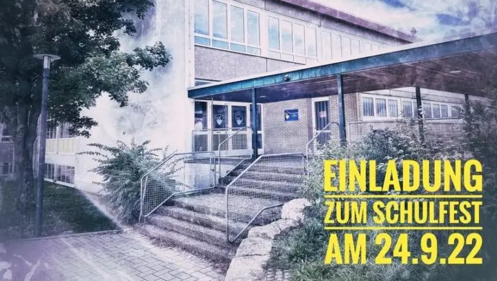 Einladung zum Schulfest vor dem Eingang des Schulgebäudes