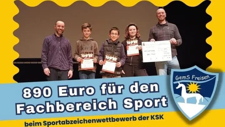 Grafik zur Spende: drei Schüler mit Urkunden und zwei Erwachsene mit Scheck auf einer Bühne, dazu Schullogo
