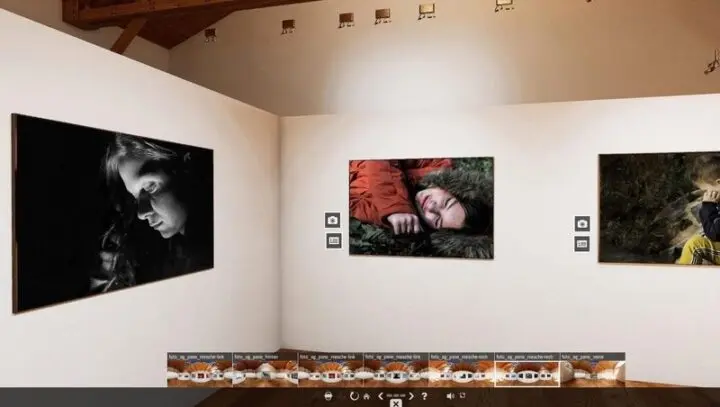 Bildschirmansicht der virtuellen Ausstellung: Fotos der Foto-AG an Wänden eines digitalen Raums