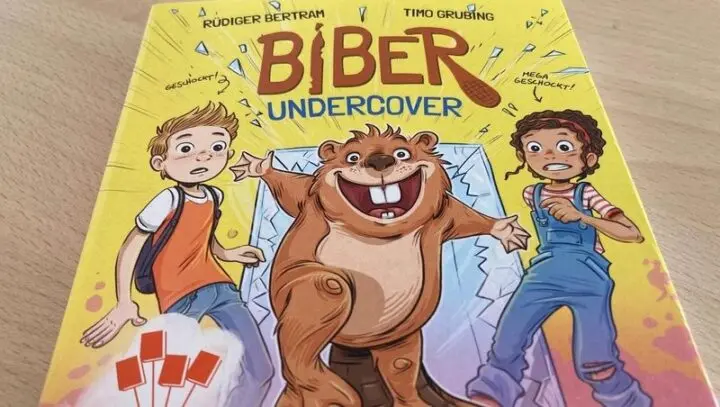 Buchcover „Biber undercover“ von Rüdiger Bertram mit einem grinsenden Biber und zwei Kindern