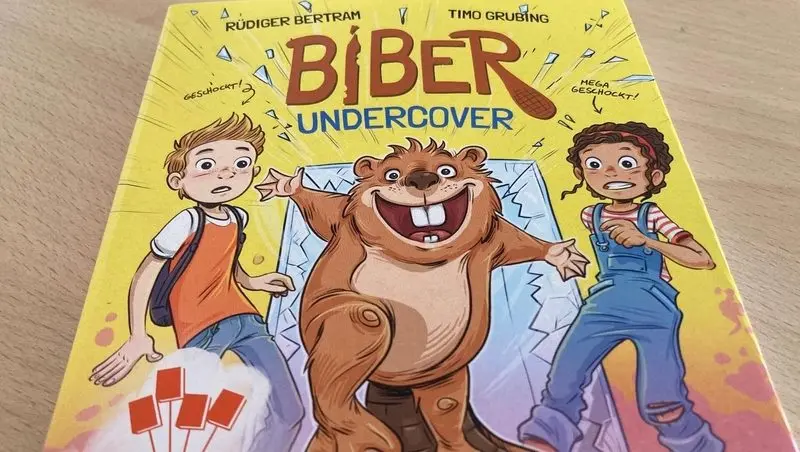 Buchcover „Biber undercover“ von Rüdiger Bertram mit einem grinsenden Biber und zwei Kindern