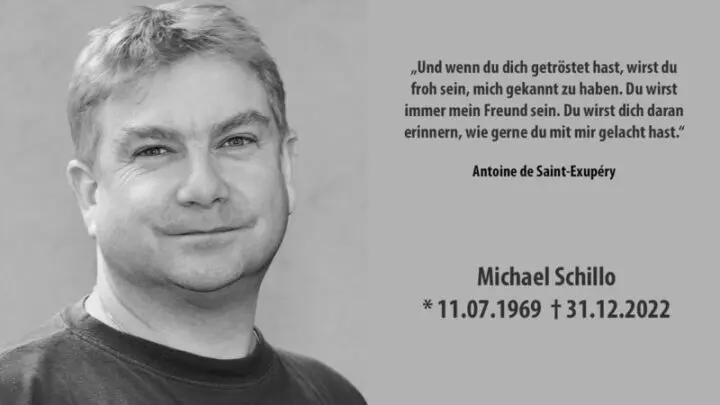 Schwarz-Weiß-Traueranzeige mit Porträt eines Mannes und Zitat